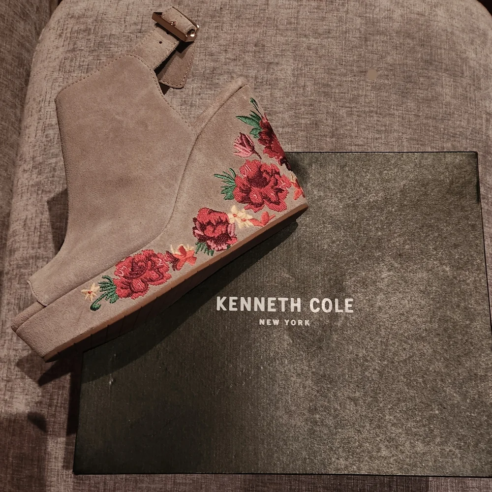 Kenneth Cole Orla Boho Floral Beige Wedge Sandals Size 9